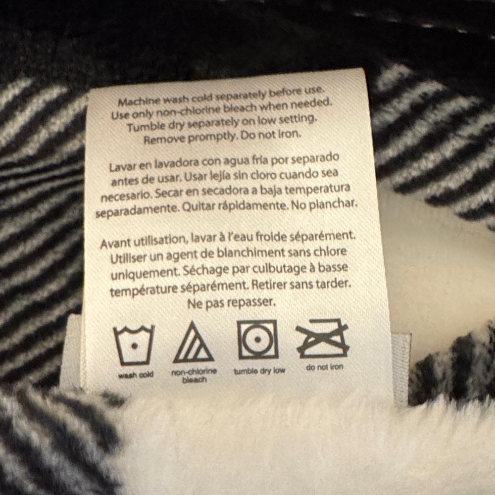 🖤 Rae Dunn “COZY” Black & White Buffalo Check Throw Blanket - Picture 3 of 4